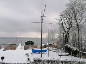 Read more about the article Ein Wintersonntag in Utting. Mit Blick auf den Ammersee.